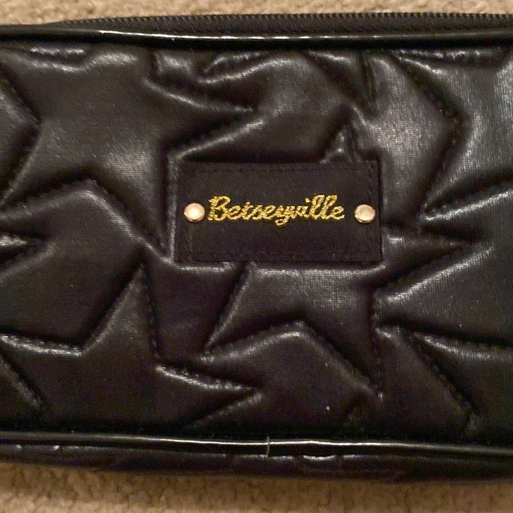 EUC Betsey Johnson  Besteyville, Black, Star Makeup Bag - Picture 5 of 8